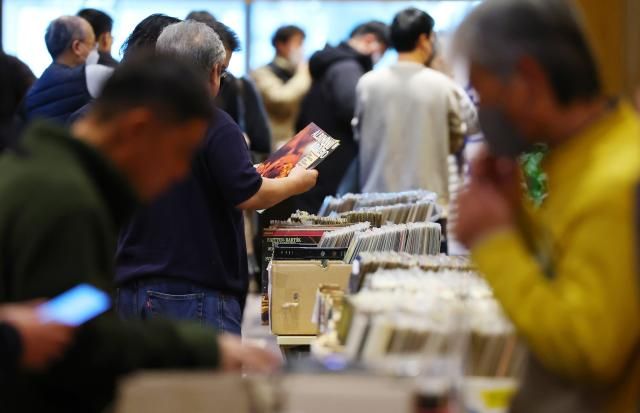 Khách tham quan đang lựa chọn các album LP tại Audio Expo Seoul 2023 được tổ chức tại phòng hội nghị COEX ở Gangnam-gu Seoul vào ngày 3122023 ẢnhYonhap News