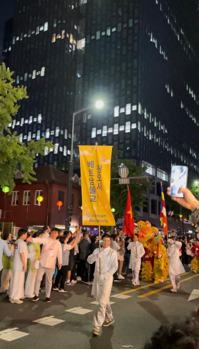 Lễ diễu hành rước đèn năm nay cũng có sự góp mặt của Chùa Viên Ngộ (원오사) Việt Nam. 