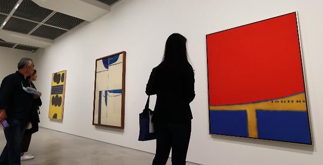 Khách tham quan đang thưởng thức các tác phẩm nghệ thuật ở một buổi triển lãm tại Bảo tàng Nghệ thuật Ho-Am ở Yongin- si, Gyeonggi-do. 