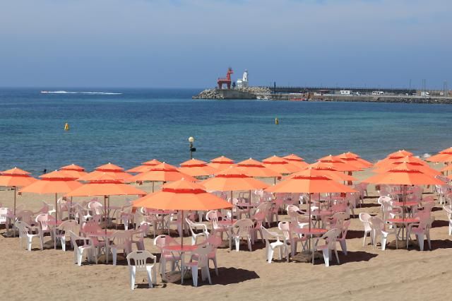 Ảnh chụp bãi biển ở Jeju vào ngày 2362023 ẢnhYonhap News