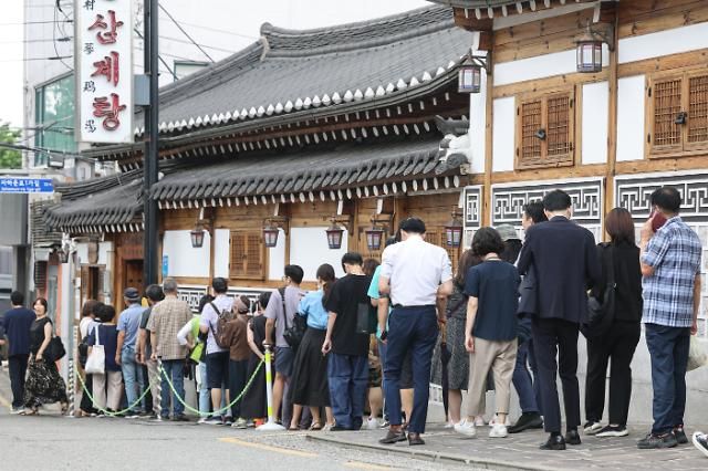 Người dân Hàn Quốc thường chọn ăn gà tần sâm vào mùa hè với phương châm lấy nhiệt trị nhiệt đặc biệt là vào 3 ngày tam phục Ảnh chụp khách xếp hàng dài trước cửa một nhà hàng chuyên bán gà tần sâm ở trung tâm thành phố Seoul nagyf 107 1 ngày trước ngày sơ phục ẢnhYonhap News