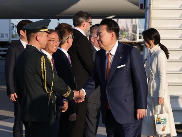 Tổng thống Yoon Suk-yeol và phu nhân hạ cánh tại Litva vào chiều ngày 107 theo giờ địa phương ẢnhYonhap News