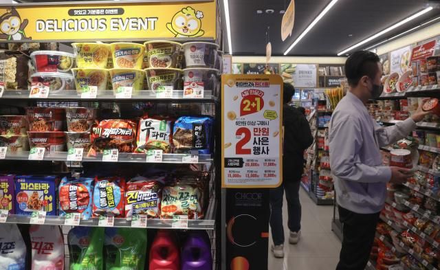 Khách hàng đang mua sắm tại cửa hàng E-Mart 24 ở Seongdong-gu Seoul vào ngày 1142023 ẢnhYonhap News