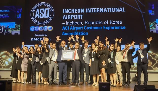 Lee Hak-jae Giám đốc điều hành của Tổng công ty Sân bay Quốc tế Incheon cầm bằng chứng nhận bên phải chụp ảnh kỷ niệm với Tổng thư ký ACI Luis Felipe và các quan chức sau khi nhận bằng chứng nhận đạt cấp 5 của chứng nhận Trải nghiệm khách hàng ACI ẢnhIIAC