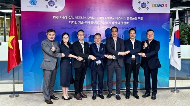 Ye Tae-woo Giám đốc điều hành của Dongdaemun 24 thứ ba từ phải sang và Hoàng Liên Sơn Giám đốc điều hành của Systematic Functions thứ tư từ phải sang chụp ảnh kỷ niệm sau khi ký kết hợp đồng phát triển Korean Bay ẢnhDongdaemun24