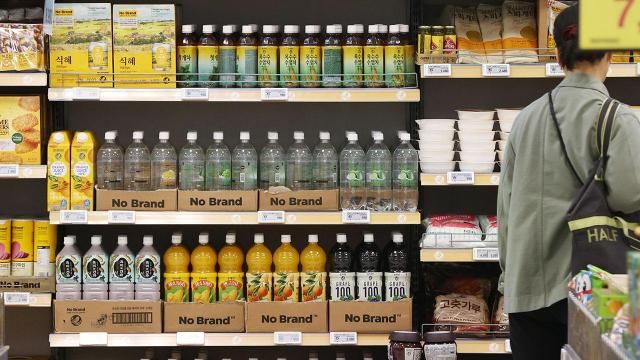 Các sản phẩm No Brand dòng sản phẩm PB của E-mart ẢnhYonhap News