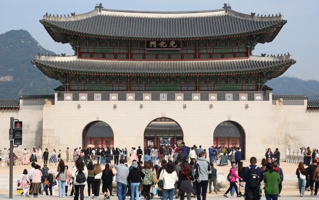 Khu vực cố cung Gyeongbuk Seoul đông người qua lại ẢnhYonhap News