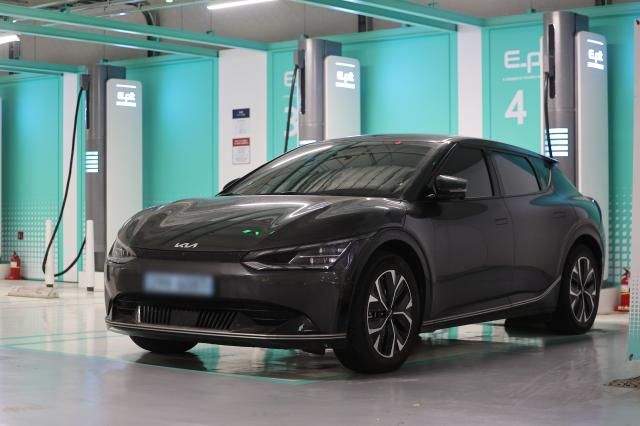 Một chiếc Kia EV6 đang được sạc tại một trạm sạc xe điện ở Seoul ẢnhYonhap News