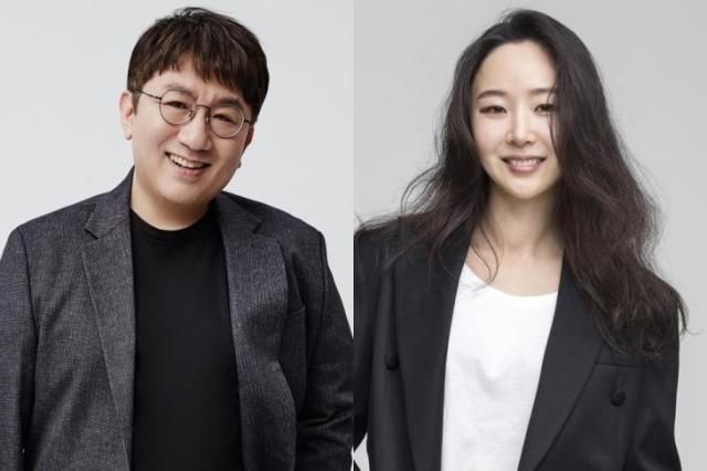 Chủ tịch Hội đồng quản trị của HYBE Bang Shi-hyuk trái và Giám đốc điều hành của ADOR MIn Hee-jin ẢnhHYBE