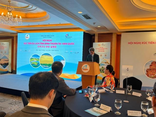 Phó Chủ tịch UBND tỉnh Bình Thuận ông Nguyễn Minh đang phát biểu giới thiệu về tỉnh Bình Thuận ẢnhHoàng Phương Ly