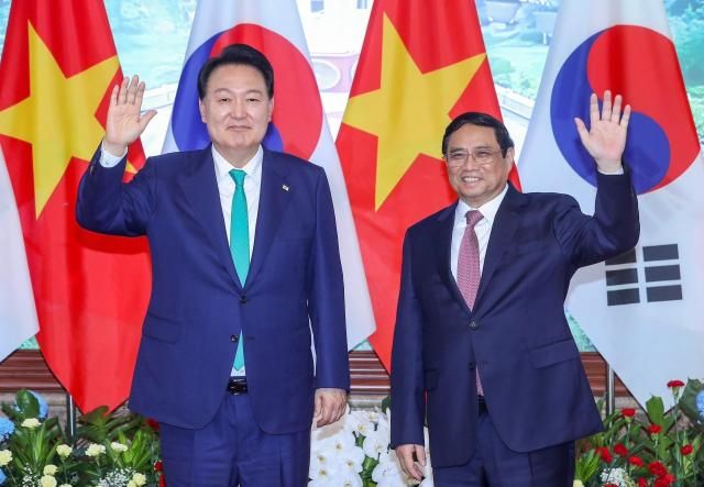 Thủ tướng Phạm Minh Chính chào mừng Tổng thống Yoon Suk Yeol và Đoàn đại biểu cấp cao Chính phủ Hàn Quốc thăm cấp Nhà nước tới Việt Nam vào tháng 6 năm 2023 ẢnhVNA