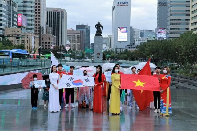 Lễ hội văn hóa Việt Nam tại Hàn Quốc là một hoạt động truyền thống được Hội người Việt Nam tại Hàn Quốc tổ chức thường niên nhằm mục đích quảng bá văn hóa truyền thống đậm đà bản sắc của dân tộc Việt Nam đến toàn thể cộng đồng người Việt Nam cũng như nước bạn Hàn Quốc Ảnh chụp lễ khai mạc Lễ hội Văn hóa Việt Nam lần thứ 10 được tổ chức tại Quảng trường Gwanghwamun Seoul ngày 492023 ẢnhTTXVN