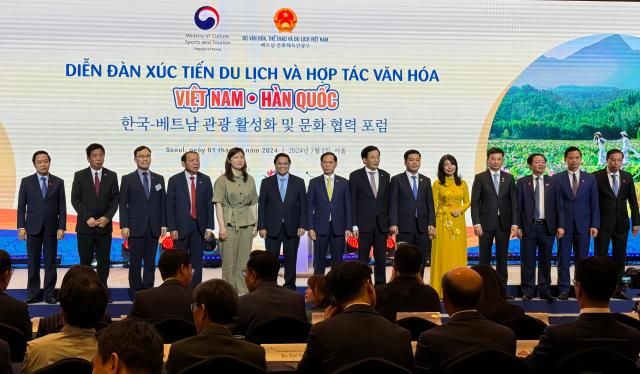 Các đại biểu tham dự Diễn đàn chụp ảnh kỷ niệm ẢnhHoàng Phương Ly