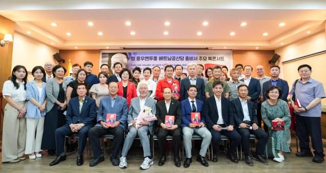 Các vị khách quý tham gia sự kiện chụp ảnh lưu niệm cùng tác giả Cho Chul-hyeon hàng đầu thứ 3 từ bên trái qua ẢnhAJU Press Park Jong-hyeok qkrwhdgur2164ajupresscom