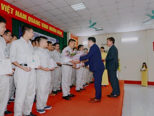 Giám đốc Trung tâm Điều hành KAI Song Ho-cheol phải đang chúc mừng các sinh viên tốt nghiệp Khóa đào tạo chuyên nghiệp với KAI tại Trung tâm Đào tạo Nhân lực GAET ở Hà Nội vào ngày 3172024ẢnhKAI