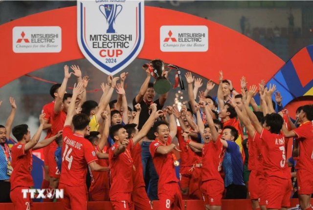 Việt Nam nâng cúp vô địch AFF Cup 2024 ngay trên sân của Thái Lan ẢnhTTXVN