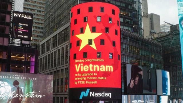 Hình ảnh tại quảng trường Thời Đại Times Square tại Mỹ sáng nay với nội dung Nasdaq congratulates Vietnam on its upgrade to emerging market status by FTSE Russell tạm dịch Nasdaq chúc mừng Việt Nam được nâng hạng lên thị trường mới nổi bởi FTSE Russell ẢnhNasdaq