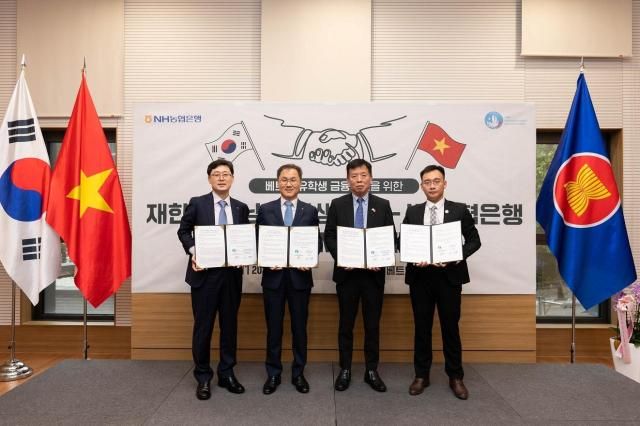 từ trái sang Ông Cho Jang-gyun Trưởng phòng Kinh doanh Ngoại hối của Ngân hàng Nonghyup Ông Eom Eul-yong Phó Chủ tịch Khối Tài chính Doanh nghiệp của Ngân hàng Nonghyup Đại sứ Việt Nam tại Hàn Quốc Vũ Hồ và Ông Nguyễn Trần Hưng Chủ tịch Hội Sinh viên Việt Nam tại Hàn Quốc ẢnhNH Nonghyup Bank