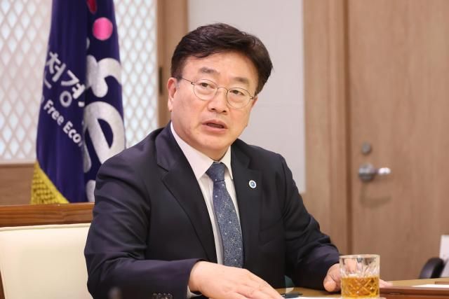 Ông Yun Won-sok Giám đốc Cơ quan Xúc tiến Kinh tế Incheon trong cuộc phỏng vấn với AJP tại văn phòng của ông ở Thành phố Quốc tế Songdo Incheon ngày 25 tháng 9 năm 2025 ẢnhAJP Han Jun-gu jungu141298ajupresscom