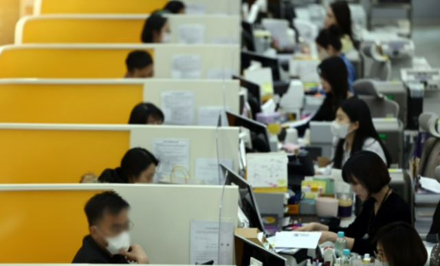 Quầy làm việc bên trong một chi nhánh ngân hàng ẢnhYonhap News