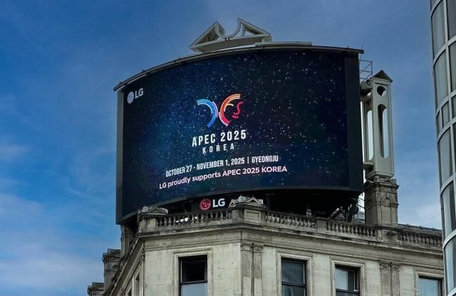 Biển quảng cáo của LG cho Hội nghị thượng đỉnh APEC 2025 được trình chiếu tại London ẢnhYonhap News