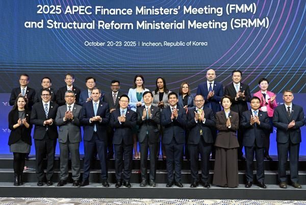 Phó Thủ tướng kiêm Bộ trưởng Bộ Chiến lược và Tài chính Hàn Quốc Koo Yoon-chul thứ sáu từ trái sang hàng ghế đầu chụp ảnh kỷ niệm cùng các đại biểu tham dự phiên họp toàn thể của Hội nghị Bộ trưởng Tài chính và Cải cách cơ cấu APEC năm 2025 được tổ chức tại Khu nghỉ dưỡng Inspire ở Jung-gu Incheon vào ngày 21 ẢnhNhóm tác nghiệp chung