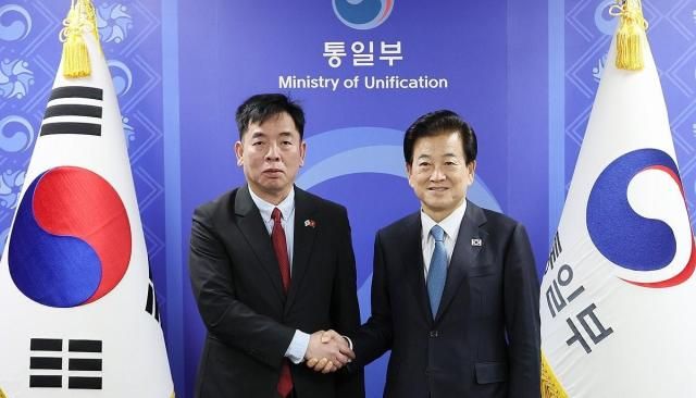 Bộ trưởng Bộ Thống nhất Chung Dong-young bắt tay Đại sứ Việt Nam tại Hàn Quốc Vũ Hồ tại Khu phức hợp Chính phủ Seoul ở Jongno-gu Seoul ngày 27 tháng 10 ẢnhYonhap News