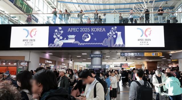 Một video quảng bá APEC được trình chiếu trên bảng điện tử tại phòng chờ của ga Seoul vào ngày 24 tháng 10 một tuần trước khi khai mạc Hội nghị Thượng đỉnh Hợp tác Kinh tế Châu Á - Thái Bình Dương APEC 2025 ẢnhYonhap News