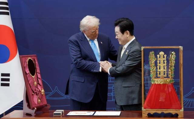 Tổng thống Lee Jae-myung bắt tay Tổng thống Mỹ Donald Trump sau khi trao tặng Huân chương Mugunghwa tại Bảo tàng Quốc gia Gyeongju ở tỉnh Bắc Gyeongsang vào ngày 29 ẢnhĐoàn phóng viên Văn phòng Tổng thống