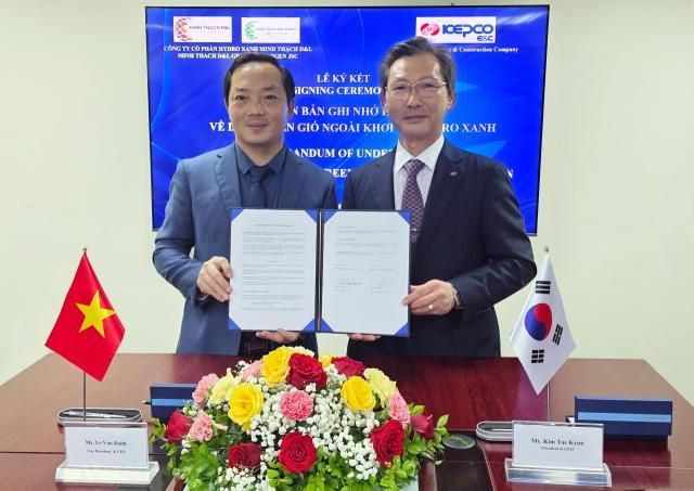 Ông Kim Tae-kyun phải Chủ tịch Công ty Công ty Kỹ thuật Điện lực Hàn Quốc KEPCO EC chụp ảnh kỷ niệm với ông Lê Văn Danh Tổng giám đốc Tập đoàn Minh Thạch của Việt Nam sau khi ký Biên bản ghi nhớ hợp tác phát triển kinh doanh điện gió ngoài khơi và hydro xanh ẢnhKEPCO EC