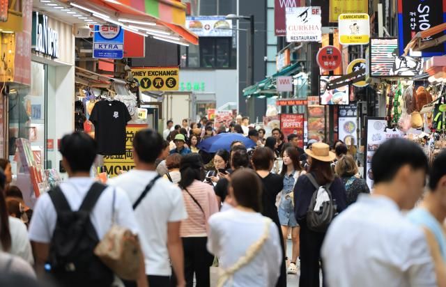 Đường phố Myeong-dong của Seoul đông đúc khách du lịch ẢnhYonhap News