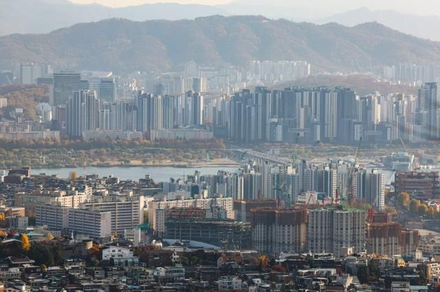 Ảnh chụp các căn hộ tại Seoul nhìn từ núi Namsan vào ngày 17112025 ẢnhYonhap News