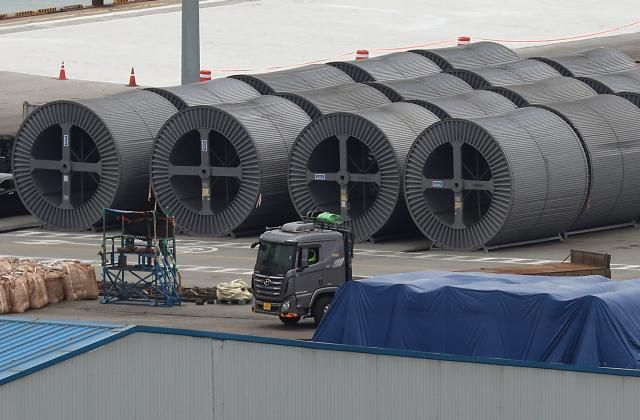 Các sản phẩm thép được xếp tại Cảng Pyeongtaek ở Pyeongtaek tỉnh Gyeonggi vào ngày 12102025 ẢnhYonhap News