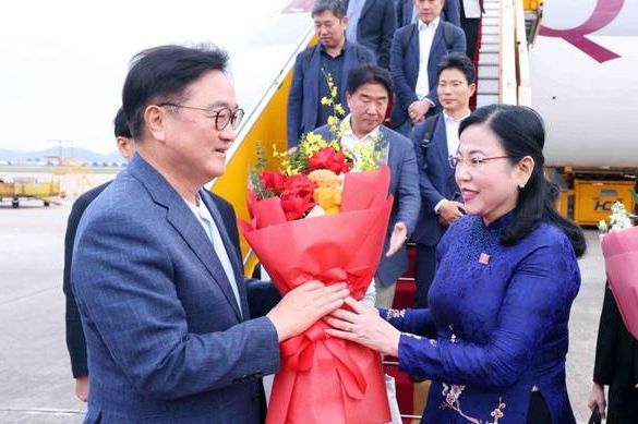 Chủ nhiệm Ủy ban Khoa học Công nghệ và Môi trường của Quốc hội Nguyễn Thanh Hải phải đón Chủ tịch Quốc hội Hàn Quốc Woo Won-shik và Phu nhân tại sân bay Quốc tế Nội Bài ẢnhTTXVN