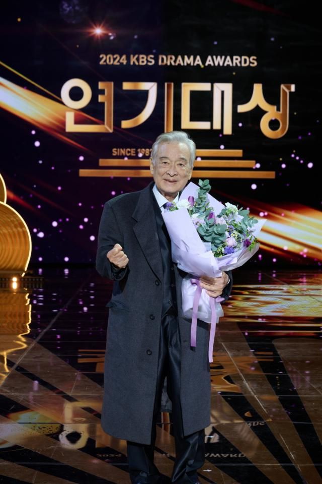 Nam diễn viên Lee Soon-jae khi giành giải thưởng lớn tại KBS Drama Awards năm 2024 ẢnhYonhap News