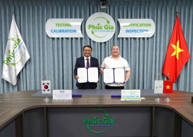 Chủ tịch KTR Kim Hyeon-cheol trái đã ký thỏa thuận kinh doanh với Chủ tịch PGL Việt Nam Lê Tuấn Hiếu để thiết lập hệ thống hợp tác chung ẢnhKTR