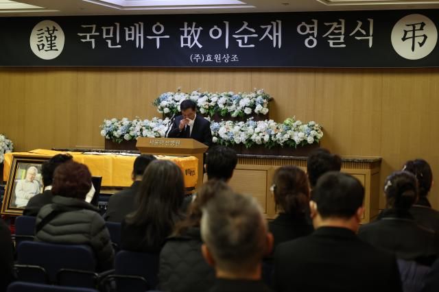 Diễn viên Kim Young-chul đọc điếu văn tại lễ tang của cố diễn viên Lee Soon-jae được tổ chức tại nhà tang lễ Trung tâm Y tế Seoul Asan ở Songpa-gu ẢnhYonhap News