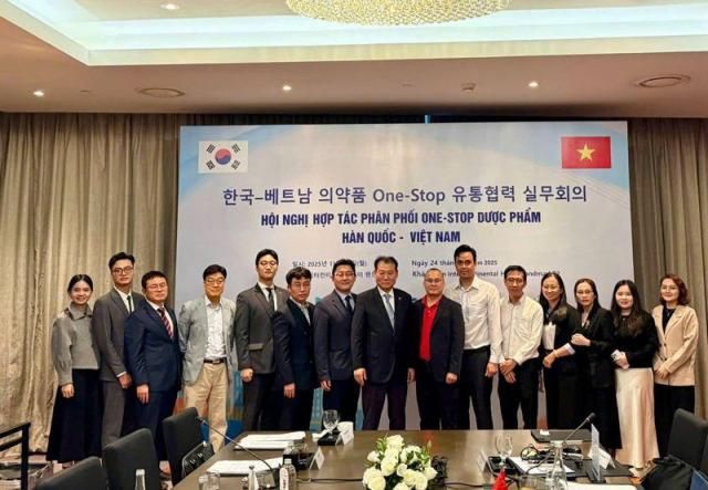 từ trái sang Phó chủ tịch Hyundai Bioscience Jung Jin-hwan thứ bảy Cố vấn phát triển quốc tế Hyundai Bioscience Choi Jae-hoon Choi thứ tám và Chủ tịch Bepharco Phạm Thứ Triệu thứ chín chụp ảnh kỷ niệm tại lễ ký kết MOU được tổ chức tại Hà Nội vào ngày 24112025 ẢnhHyundai Bioscience