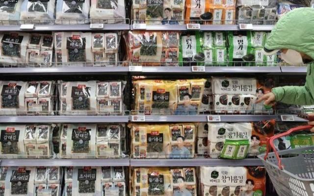 Khu vực bán lá kim ăn liền tại một siêu thị ở Hàn Quốc ẢnhYonhap News