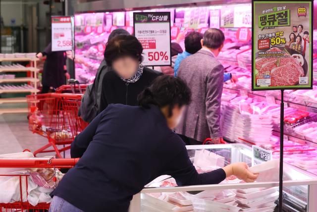 Khách hàng mua sắm tại chi nhánh Lotte Mart Zetaplex Ga Seoul ở Jung-gu Seoul vào ngày 30102025 ẢnhYonhap News