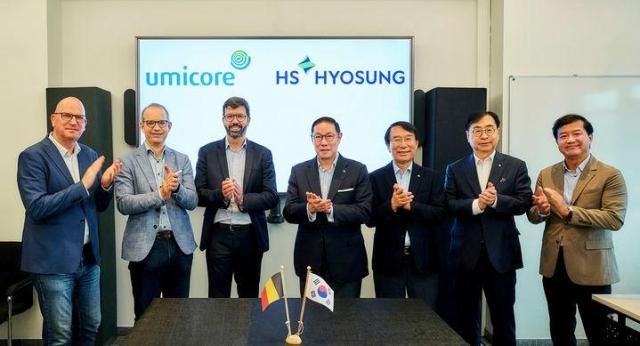 Phó Chủ tịch HS Hyosung Cho Hyun-sang thứ tư từ trái và Giám đốc điều hành Umicore Bart Sapp thứ ba từ trái chụp ảnh kỷ niệm tại Bỉ ẢnhHS Hyosung