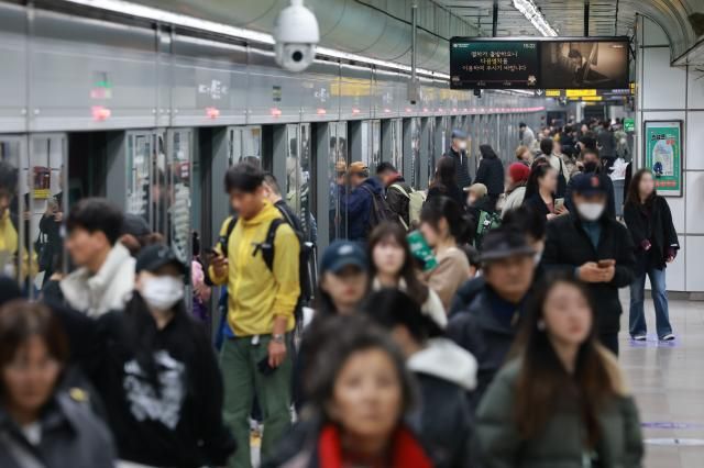 Người dân chờ tàu tại ga Gwanghwamun Seoul ẢnhYonhap News