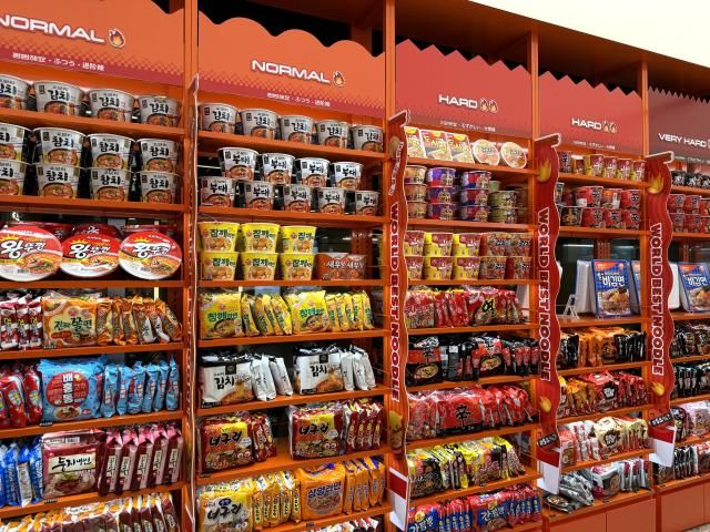 Quầy bán mì ăn liền tại cửa hàng GS Ground Blue 49 ở Insadong Seoul Hàn Quốc ẢnhHoàng Phương Ly