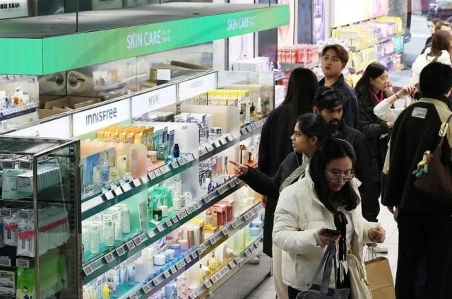 Khách hàng người nước ngoài đang lựa chọn mỹ phẩm tại cửa hàng Olive Young ở Seoul vào ngày 24112025ẢnhYonhap News