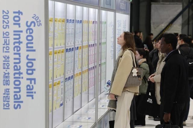 Hội chợ Việc làm và Tuyển dụng Nước ngoài năm 2025 được tổ chức tại SETEC quận Gangnam Seoul vào ngày 20112025 ẢnhYonhap News
