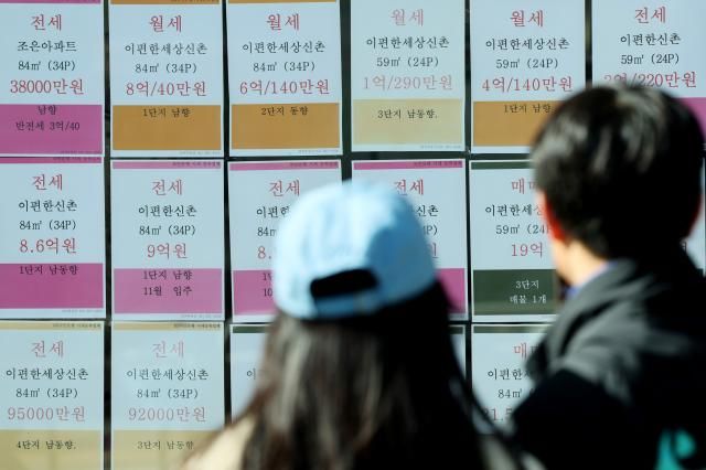 Các thông báo cho thuê nhà được dán trên một bảng thông báo ở Seoul vào ngày 12 tháng 11 năm 2025 ẢnhYonhap News 