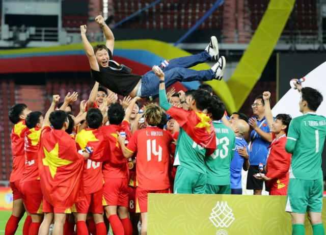 HLV Kim Sang-sik ăn mừng với các cầu thủ U22 Việt Nam ẢnhVFF