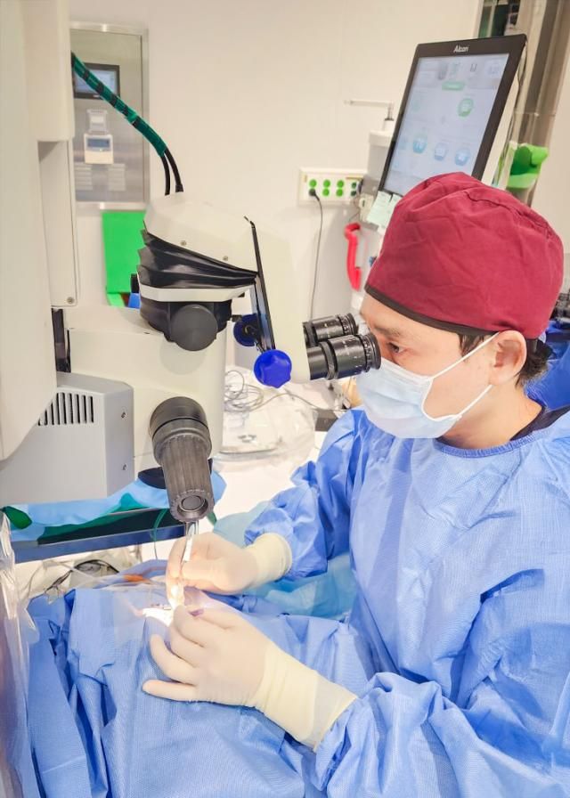 Bác sĩ Lee Eung-suk ẢnhViện mắt AIN