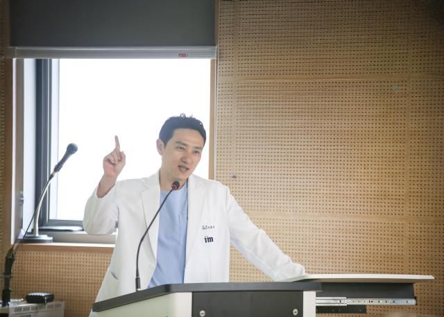 Bác sĩ Lee Eung-suk ẢnhViện mắt AIN