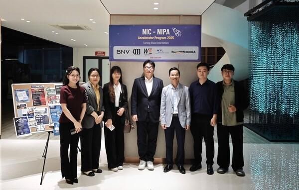 Ông Kim Min-seok Giám đốc Trung tâm Hỗ trợ IT Hà Nội thứ 4 từ trái sang và ông Đỗ Tiến Thịnh Phó Giám đốc Trung tâm Đổi mới Sáng tạo Quốc gia Việt Nam thứ ba từ trái sang ẢnhNIPA